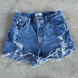 Abercrombie & Fitch “High Rise The Mom Short” size 10/30
